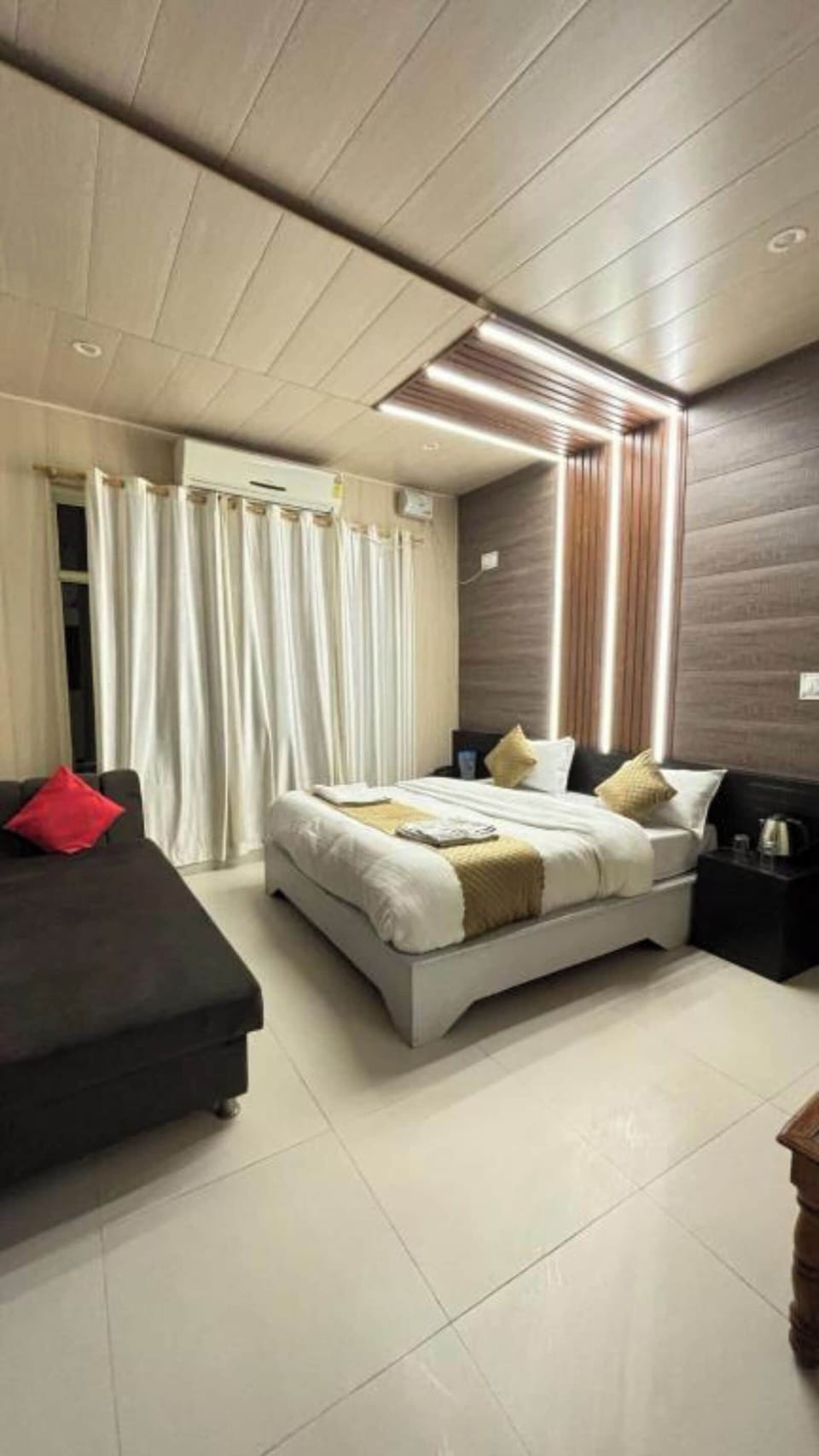 Deluxe Room | Desk