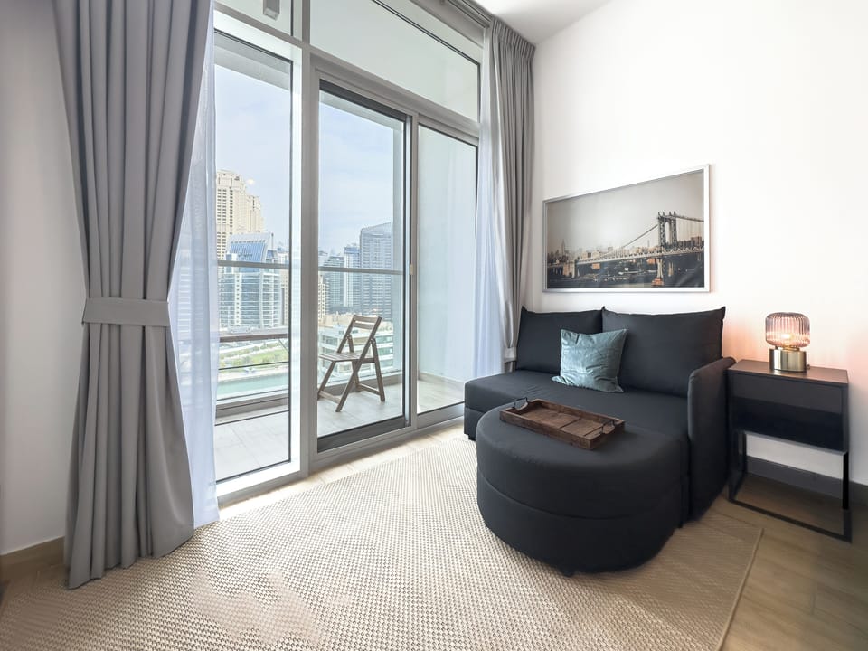 Deluxe Studio, Balcony, Canal View | Living area