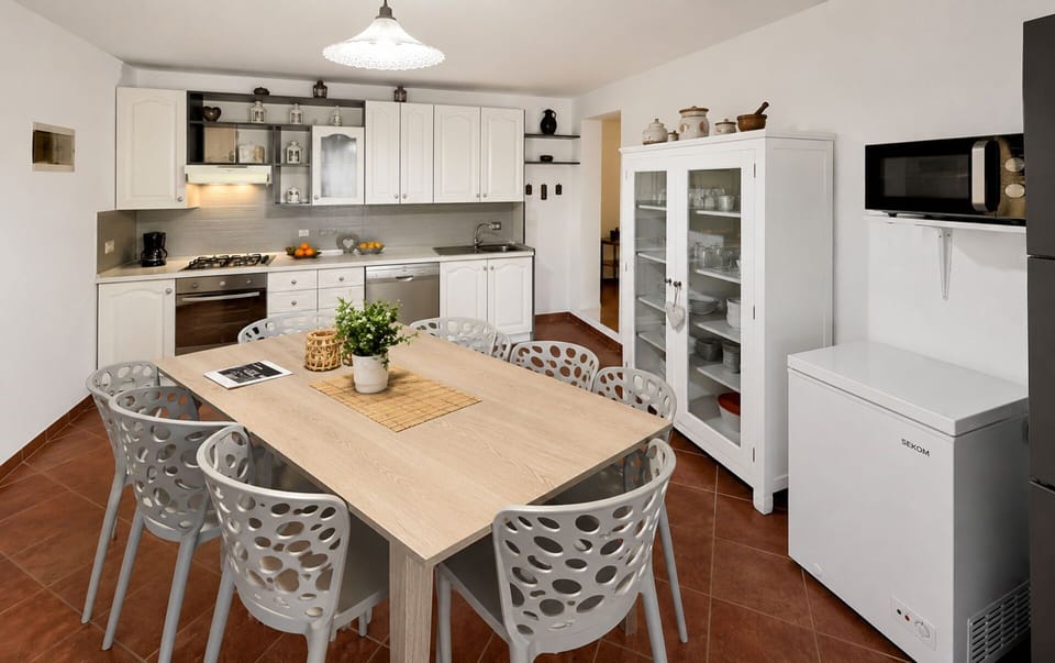 Autumn, Dining Room, Kitchen, Spring, Summer