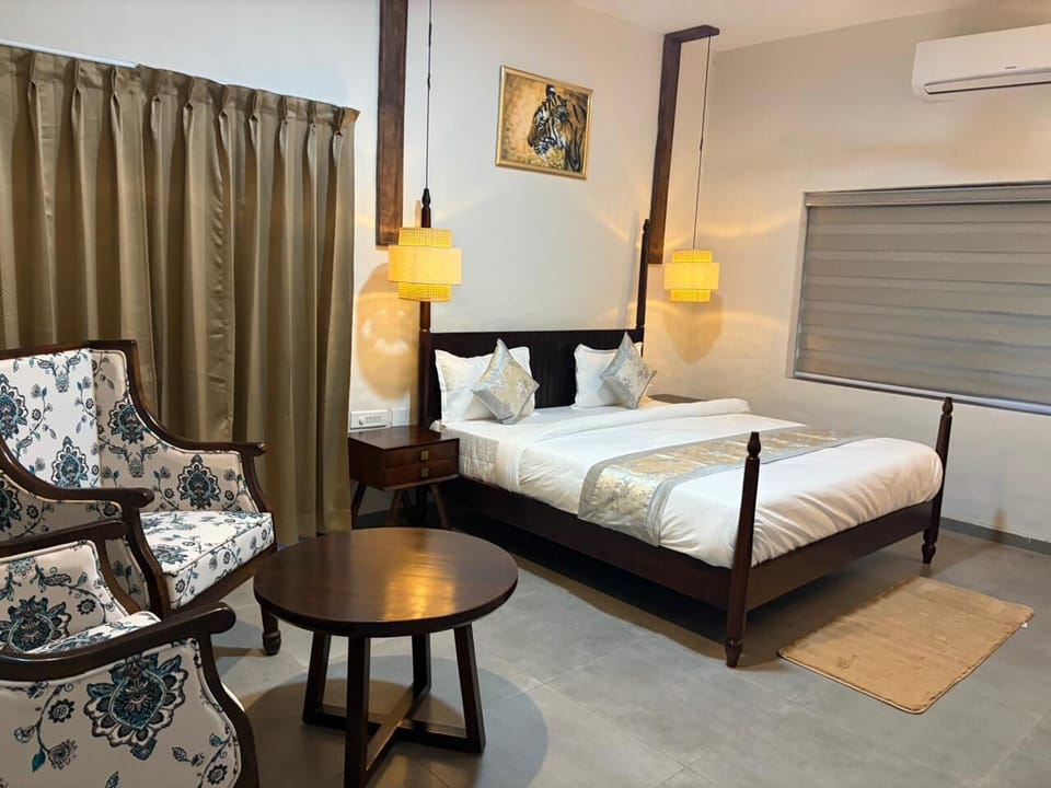 Luxury Cottage, Garden View | Desk, laptop workspace, WiFi (free)
