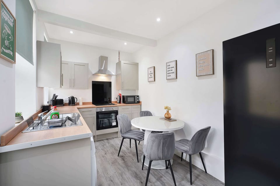 This kitchen has you fully covered with an oven, hob, microwave, fridge-freezer, and laundry essentials like a washing machine. Stocked with cookware and generous storage, it’s a bright, practical space for any home cook.