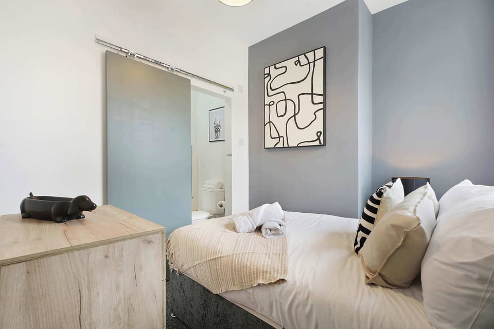 This inviting double bedroom offers fresh bedding, bedside furniture, and smart storage. Thoughtfully furnished to create a relaxing and peaceful atmosphere, it’s the ideal setting for a deeply restful night’s sleep.