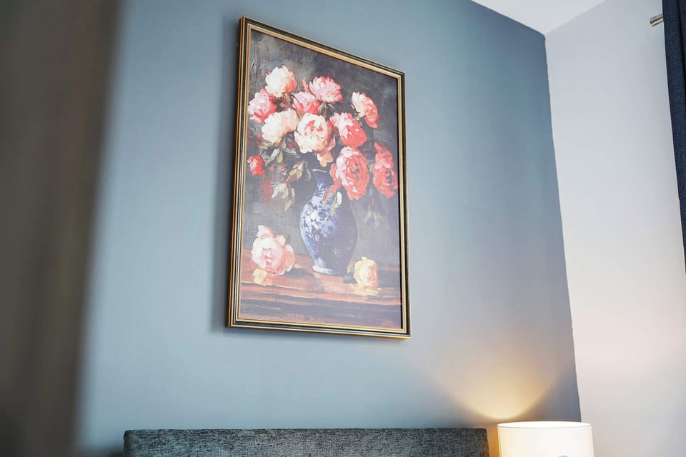 This inviting double bedroom offers fresh bedding, bedside furniture, and smart storage. Thoughtfully furnished to create a relaxing and peaceful atmosphere, it’s the ideal setting for a deeply restful night’s sleep.