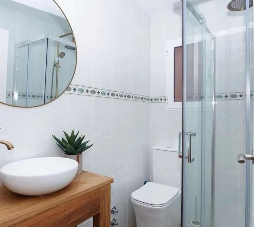 Standard Double Room | Bathroom | Shower, free toiletries, hair dryer, towels