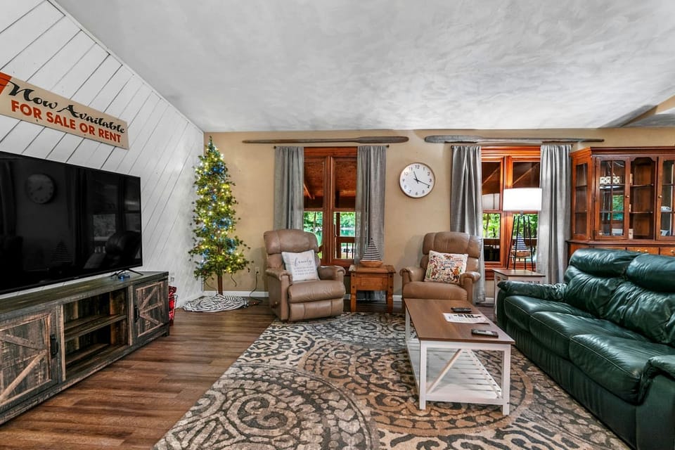 Pet Friendly Lakefront Cottage with Hot-tub in Johannesburg, Michigan Cottage in Michigan