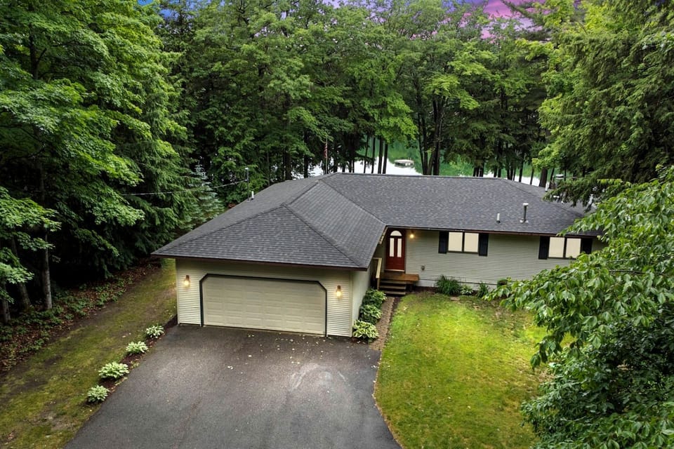 Pet Friendly Lakefront Cottage with Hot-tub in Johannesburg, Michigan Cottage in Michigan