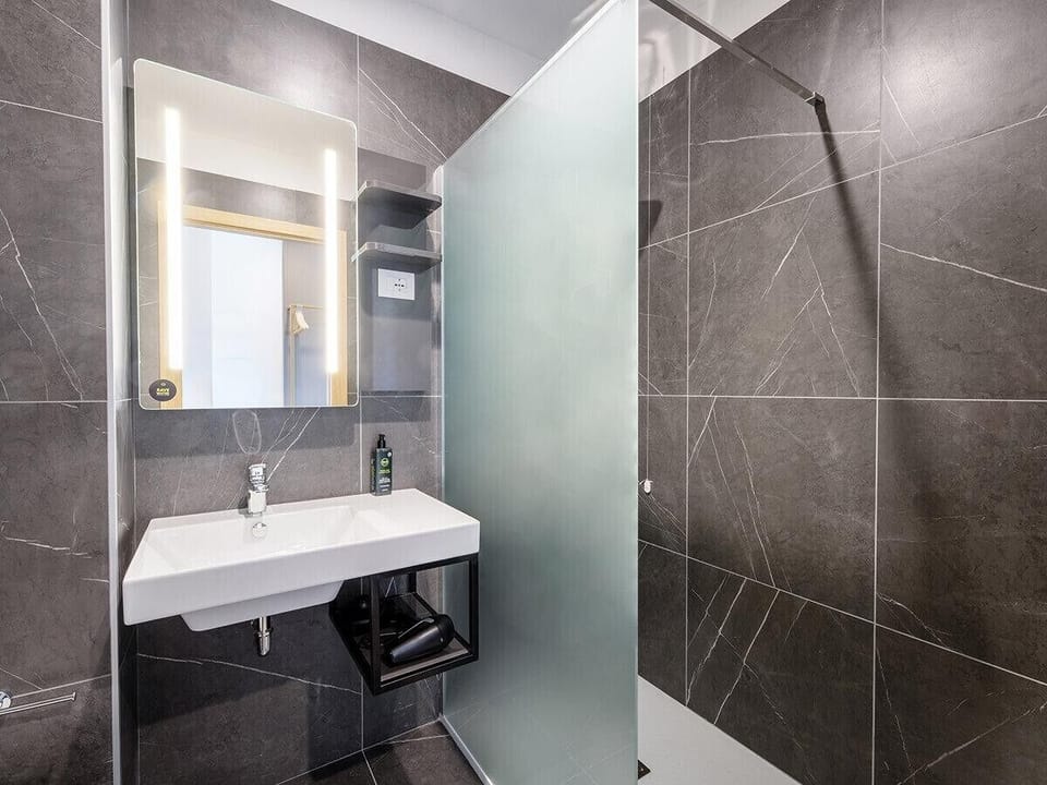 Standard Double Room | Bathroom | Shower, hair dryer, bidet, towels