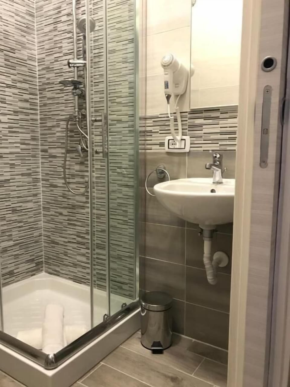 Deluxe Double Room, Balcony, City View | Bathroom | Shower, rainfall showerhead, free toiletries, hair dryer