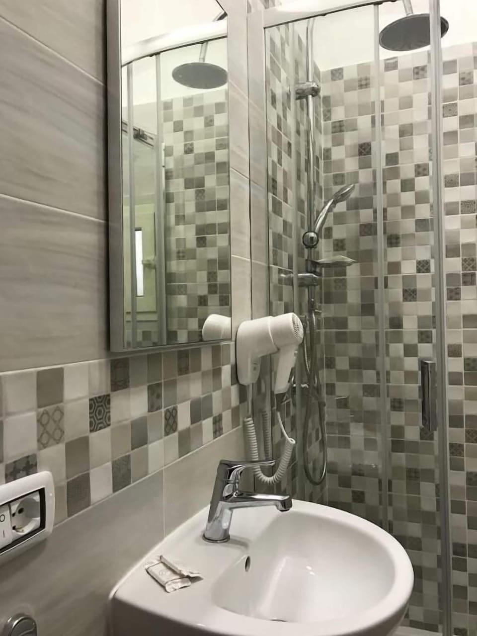 Shower, rainfall showerhead, free toiletries, hair dryer
