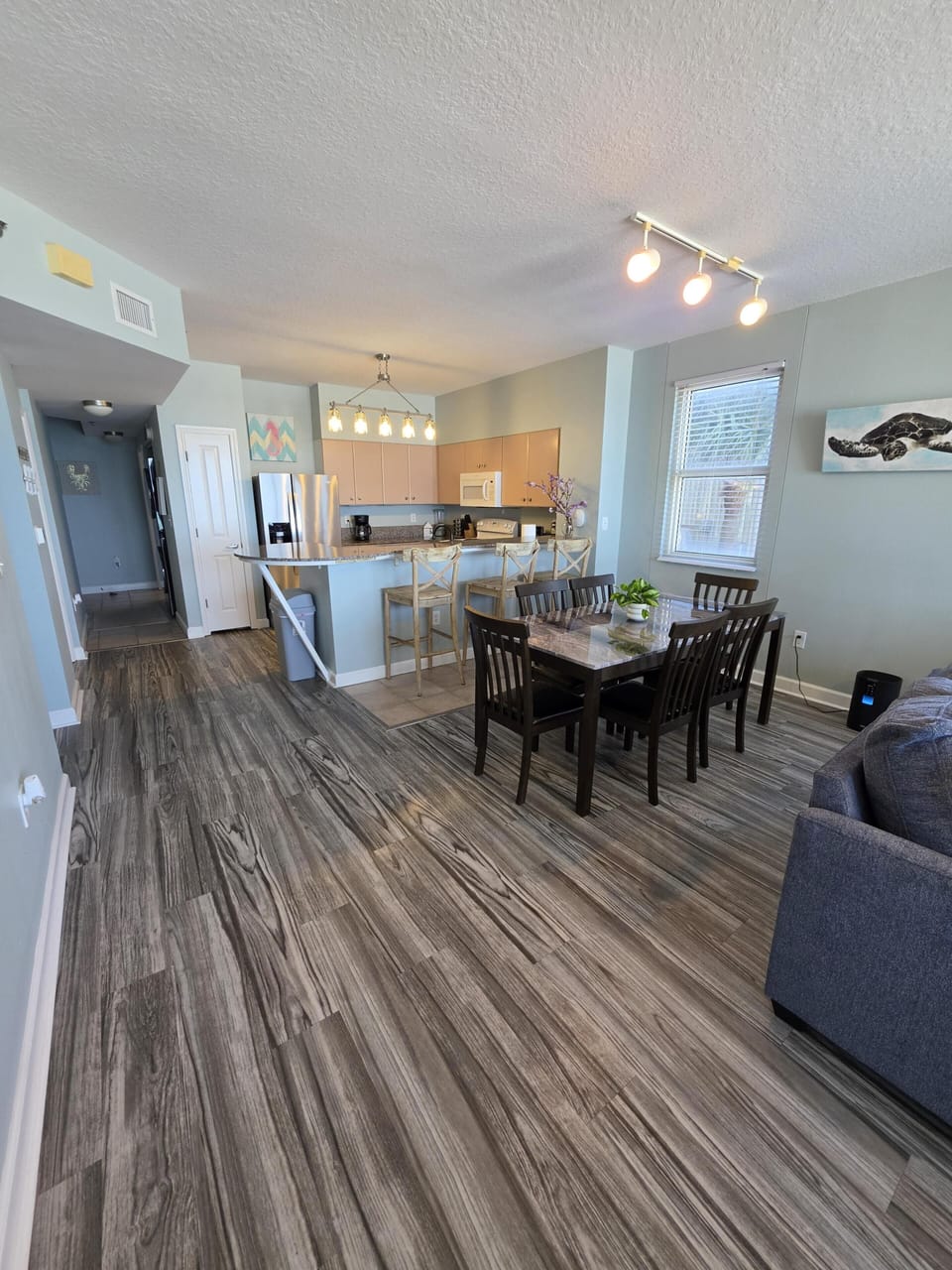 Dining Area and Bar Seating for 3