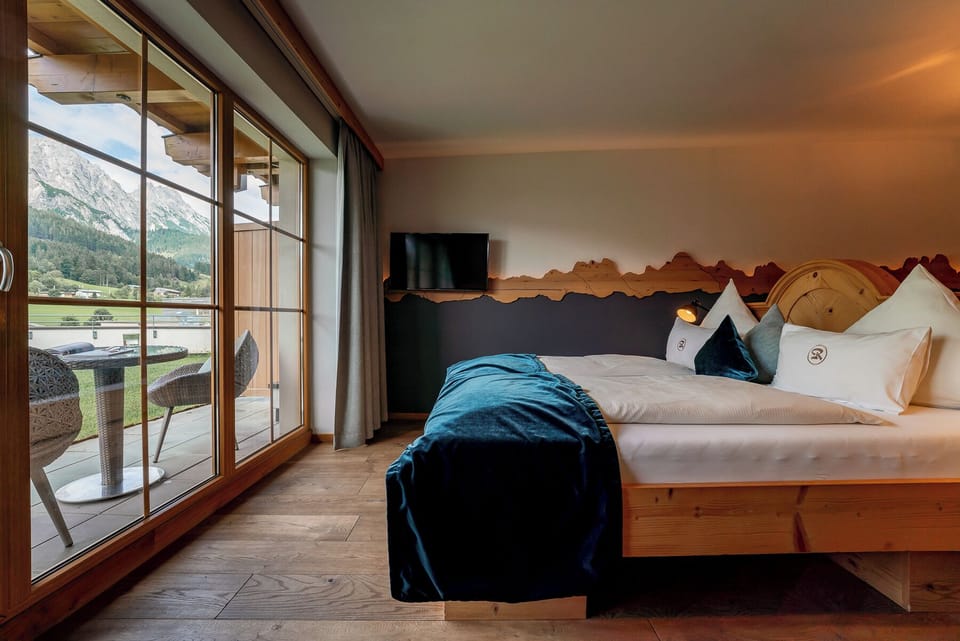 Deluxe Double Room, Mountain View | Hypo-allergenic bedding available, minibar, in-room safe, WiFi (free)