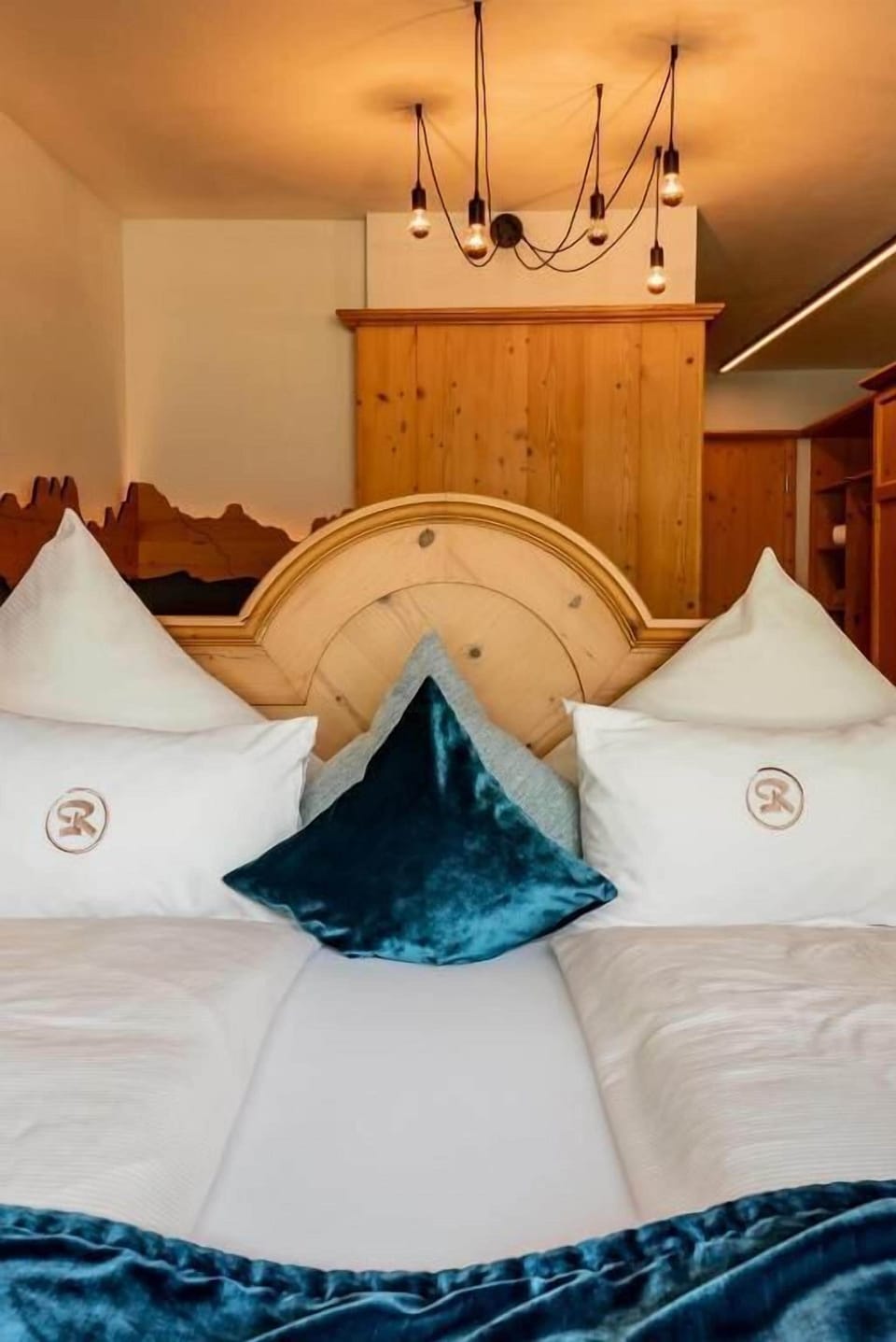 Deluxe Double Room, Mountain View | Hypo-allergenic bedding available, minibar, in-room safe, WiFi (free)