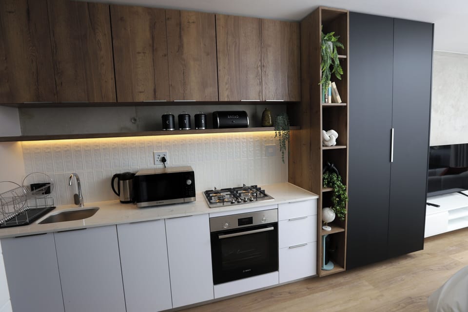 Full-size fridge, microwave, oven, stovetop