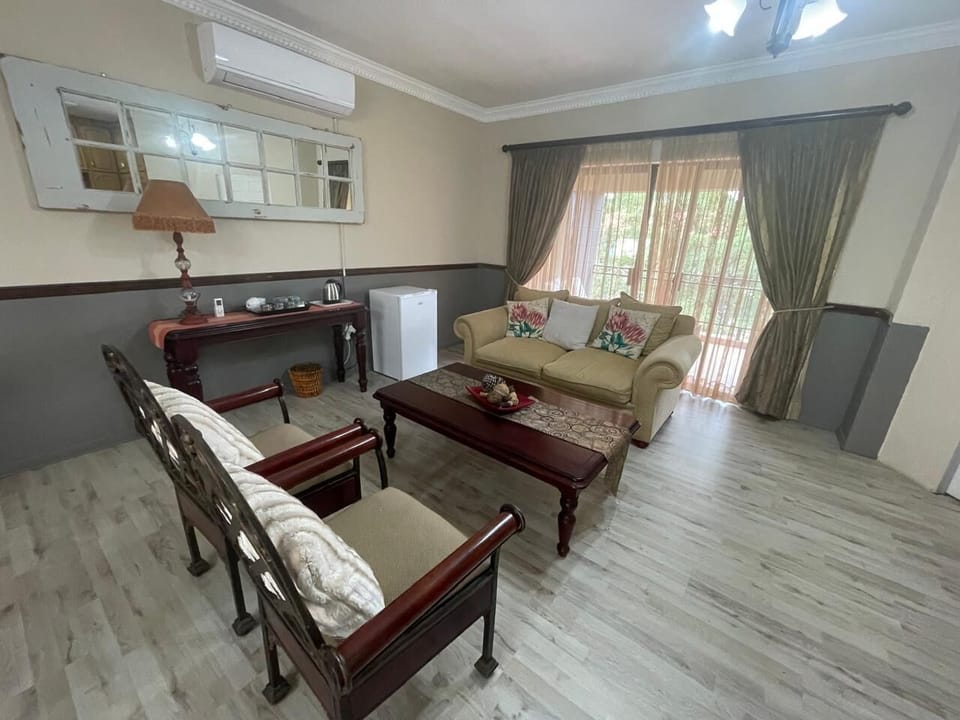 Luxury Suite, Garden View | Living area