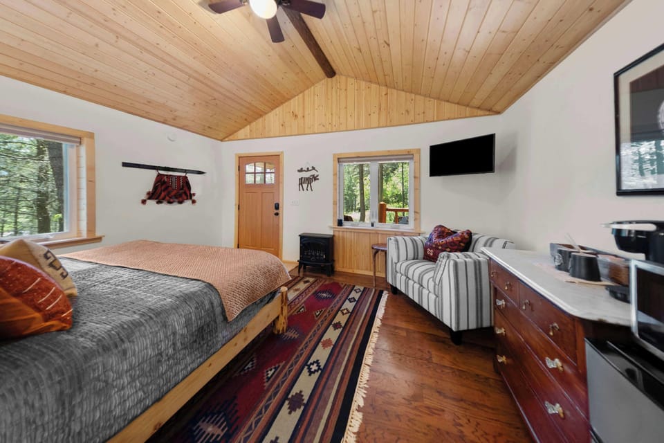 Studio, 1 Queen Bed, Mountain View (Moose Hollow) | 1 bedroom, individually decorated, individually furnished