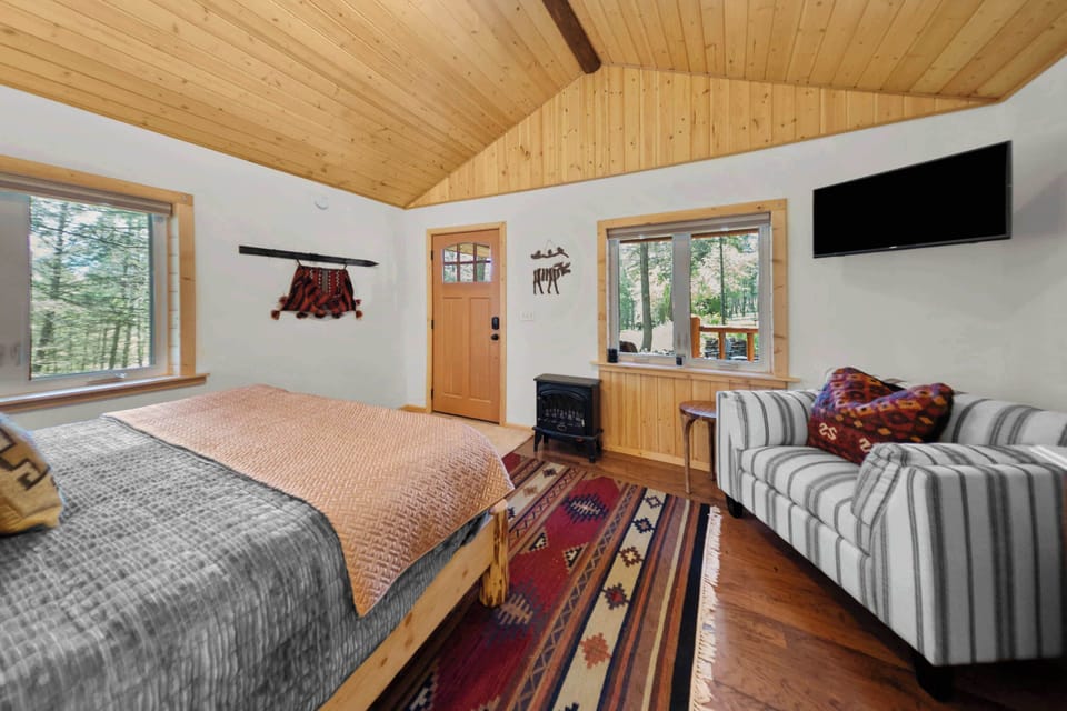Studio, 1 Queen Bed, Mountain View (Moose Hollow) | 1 bedroom, individually decorated, individually furnished