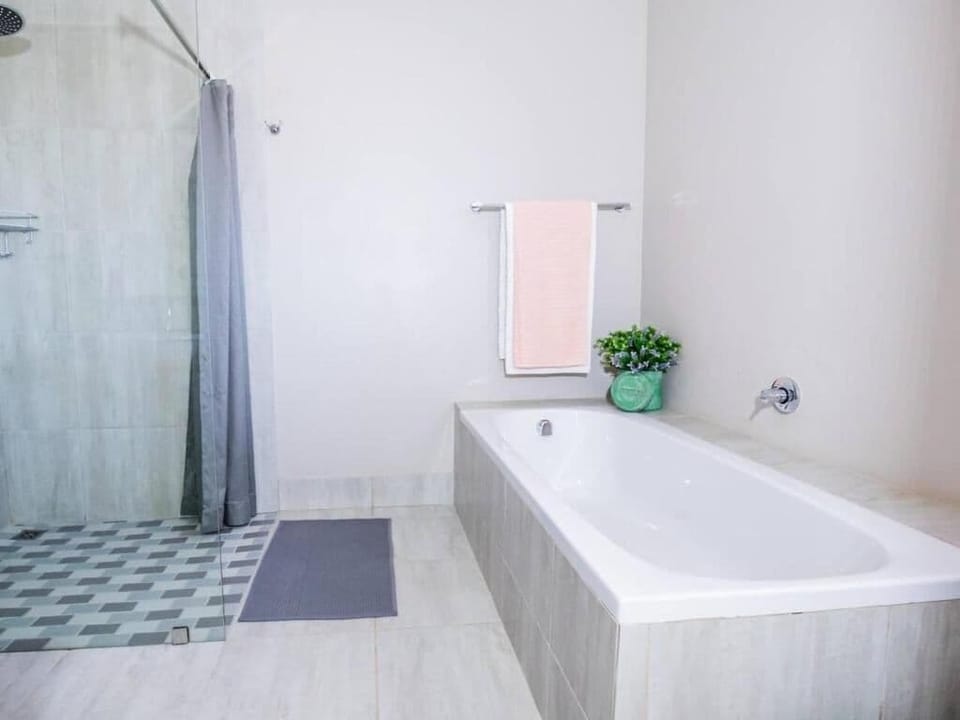 Deluxe Suite, 1 Bedroom, Patio, Courtyard View | Bathroom