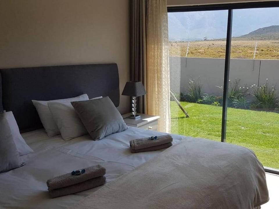 Deluxe Suite, 1 Bedroom, Patio, Courtyard View | Iron/ironing board, free WiFi