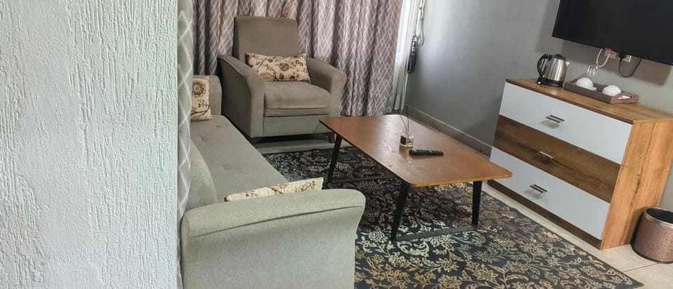 Junior Studio Suite, City View | Living area