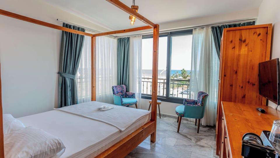 Double Room, Sea View | Blackout drapes, iron/ironing board (on request), WiFi (free)