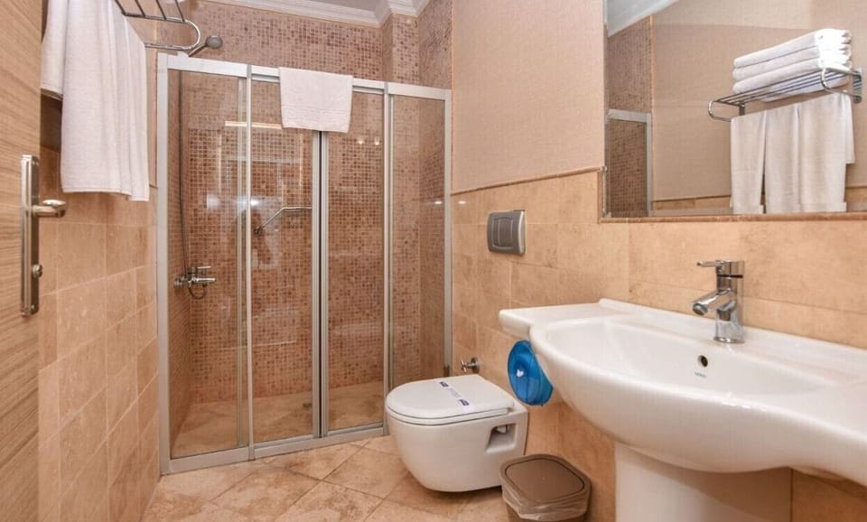 Standard Triple Room, Sea View | Bathroom | Shower, free toiletries, hair dryer, slippers