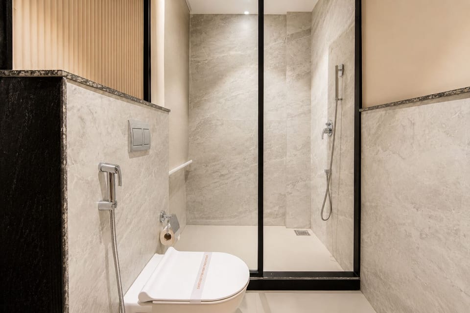Standard Twin Room | Bathroom | Free toiletries, slippers, towels, toilet paper