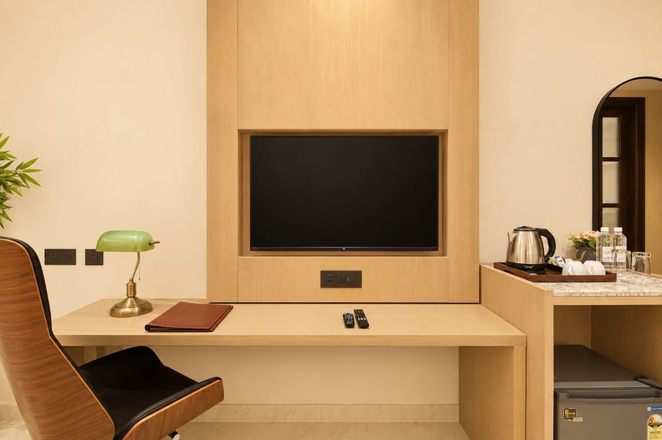 Deluxe Room | Desk, laptop workspace, WiFi (free), bed sheets