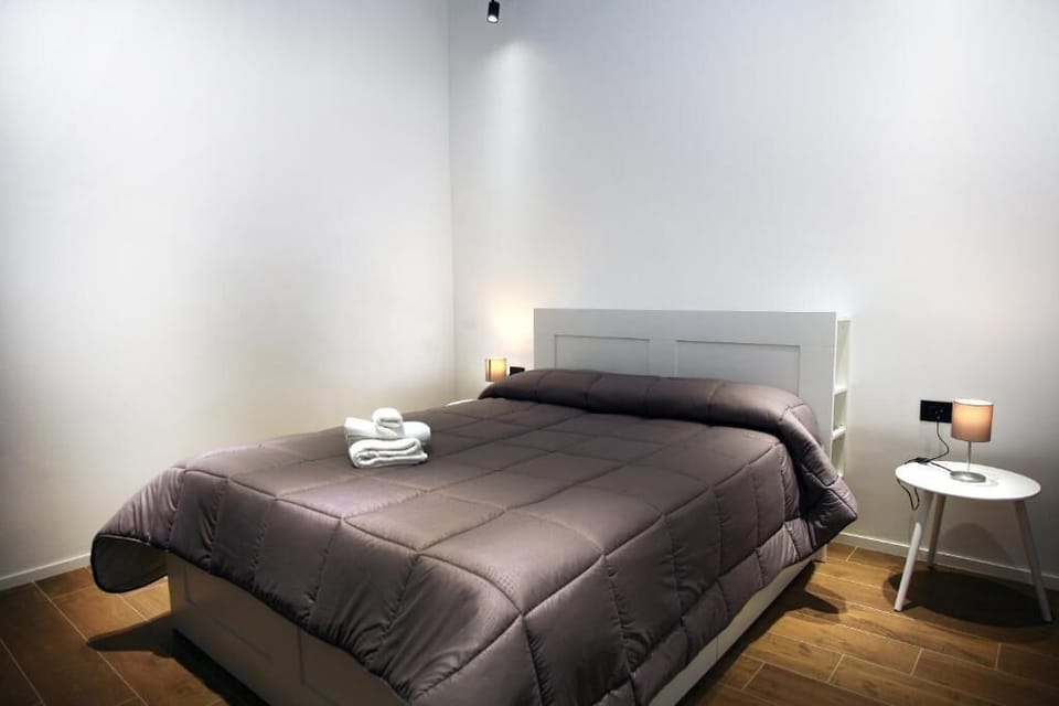 Double Room, Balcony | Iron/ironing board (on request), WiFi (free)