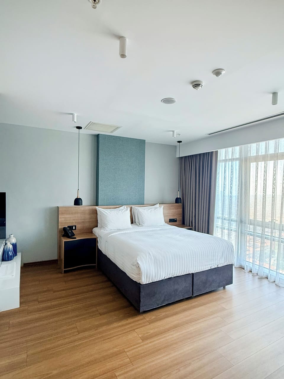 Junior Suite, Sea View | Premium bedding, in-room safe, desk, laptop workspace