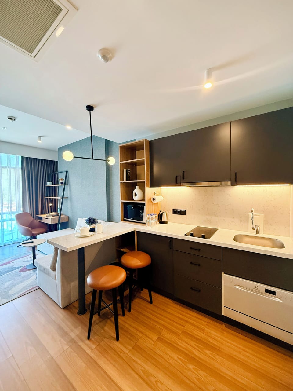 Deluxe Suite | Private kitchen | Mini-fridge, microwave, stovetop, dishwasher