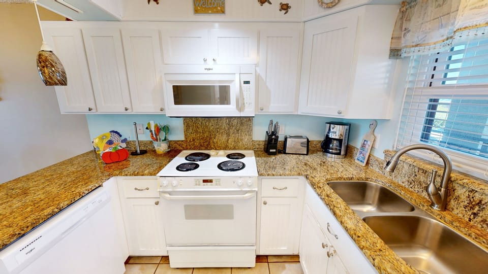 Condo, 1 Bedroom | Private kitchen | Coffee/tea maker, fridge, oven, toaster