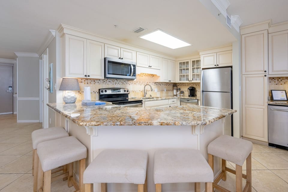 Condo, 3 Bedrooms | Private kitchen | Coffee/tea maker, fridge, oven