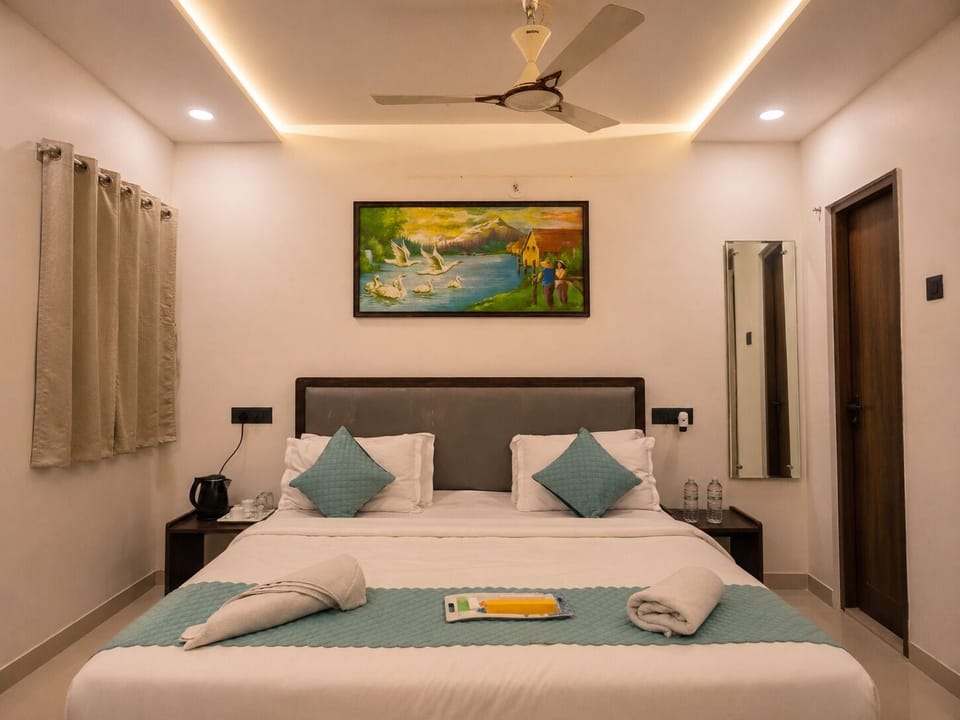 Deluxe Room | Desk, WiFi (free), bed sheets