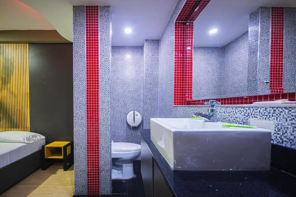Deluxe Double Room | Bathroom | Bidet, towels, soap, toilet paper