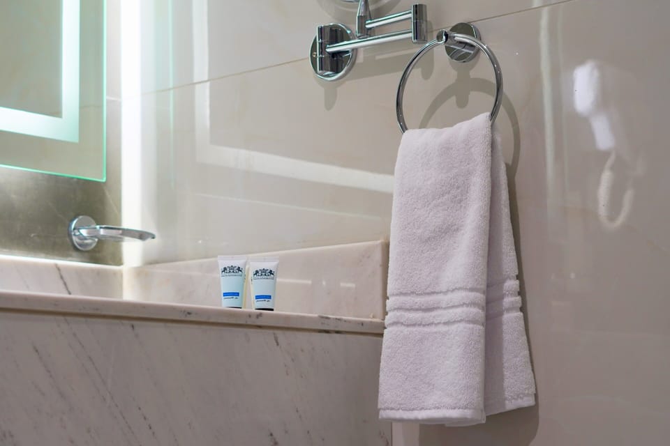 Junior Room, Sea View | Bathroom | Slippers