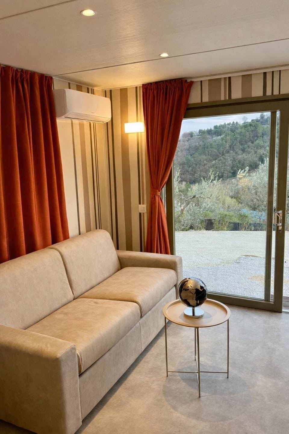 Cottage | In-room safe, blackout drapes, iron/ironing board (on request)