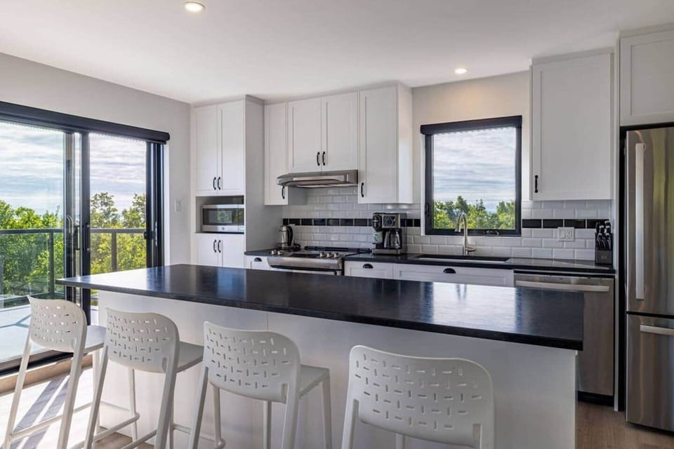 Kitchen with island, 4 benches