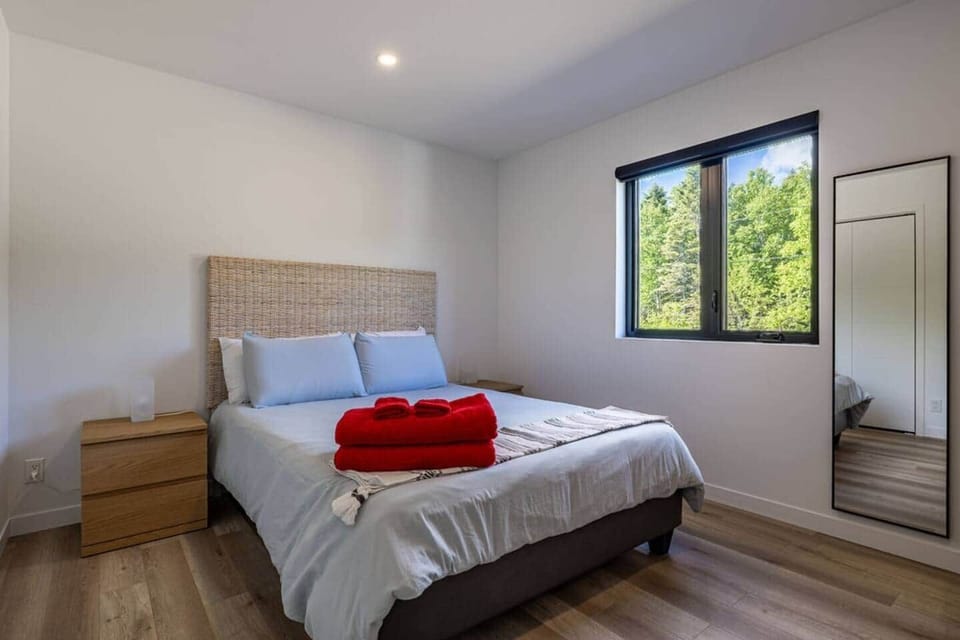 Queen bed room, 1st floor