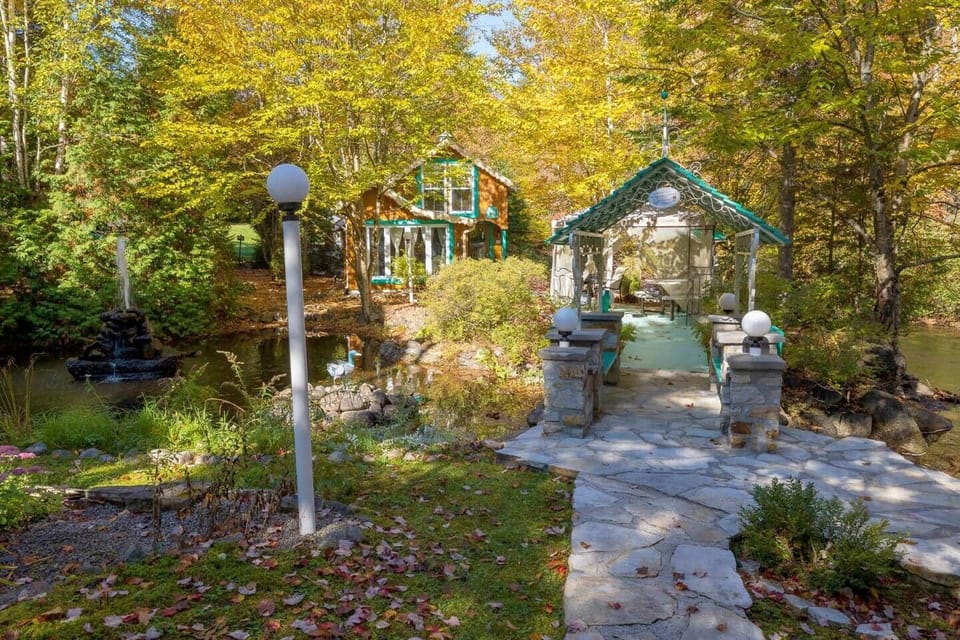 Outdoor space nearby