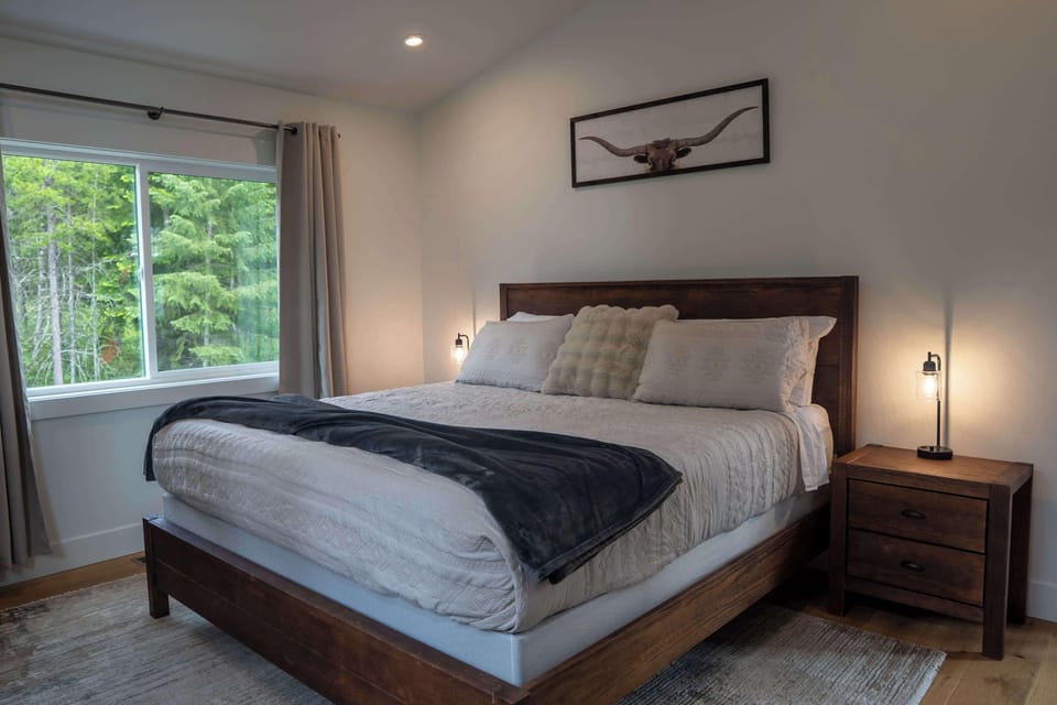 Cabin, Multiple Beds, Mountain View (Big Sky Retreat) | 2 bedrooms, individually decorated, individually furnished, bed sheets