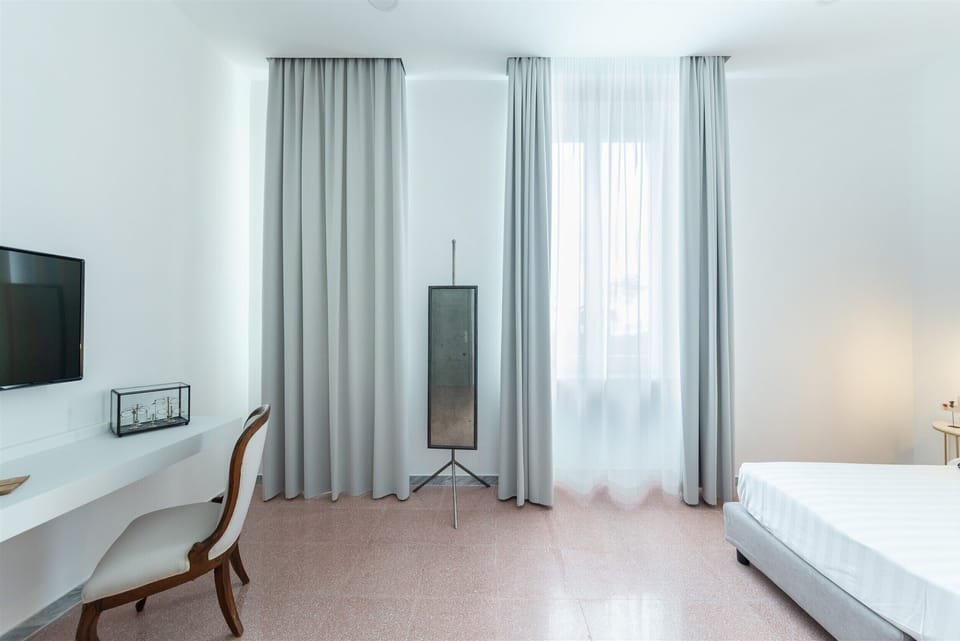 Deluxe Room, Sea View | Desk, laptop workspace, WiFi (free), bed sheets