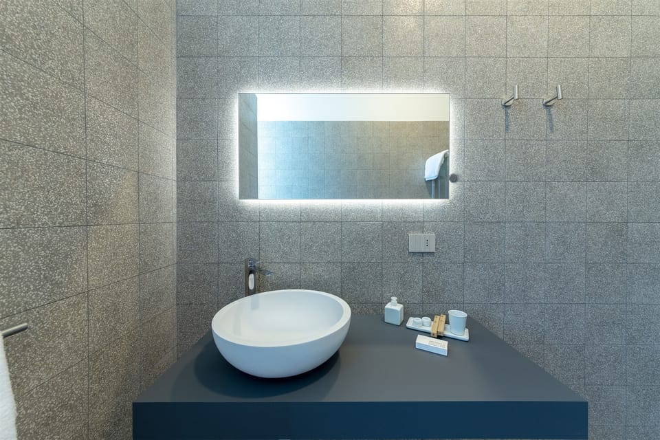 Superior Room | Bathroom | Shower, hair dryer, bidet, towels