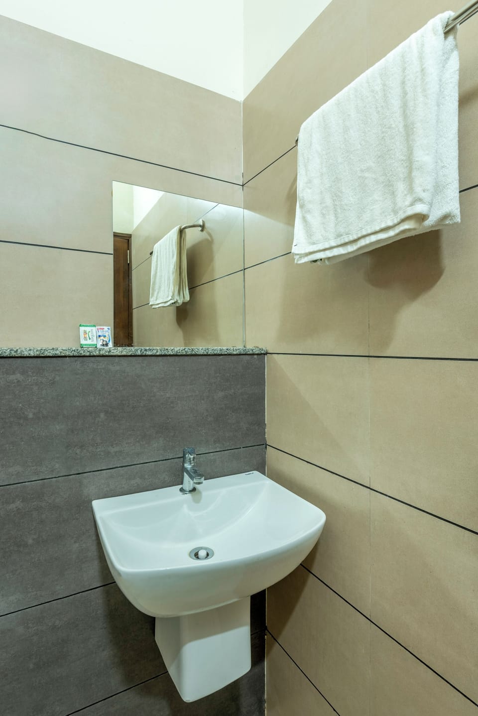 Deluxe Room | Bathroom | Towels, soap, shampoo