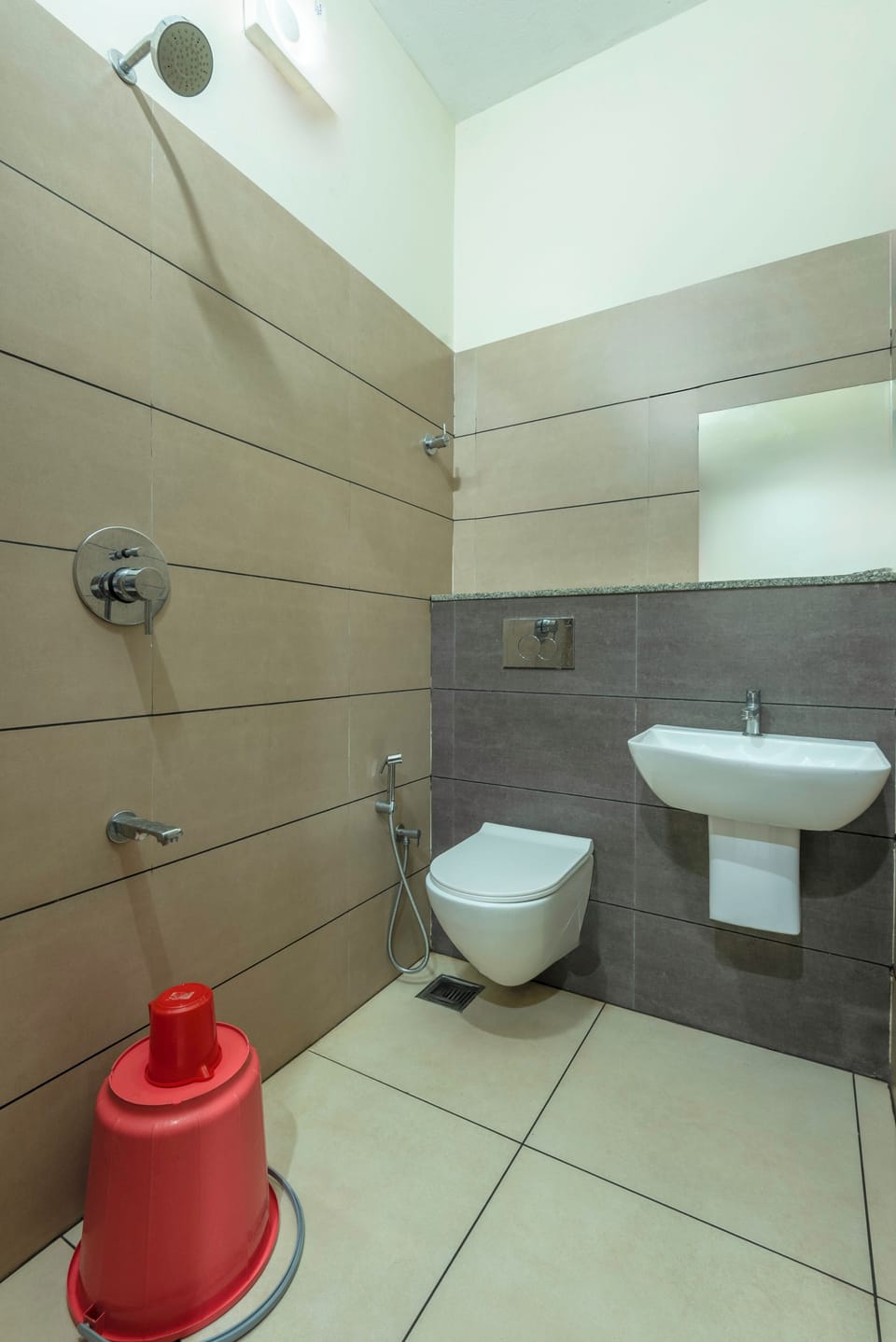Deluxe Room | Bathroom | Towels, soap, shampoo