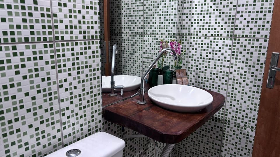 Shower, rainfall showerhead, free toiletries, towels