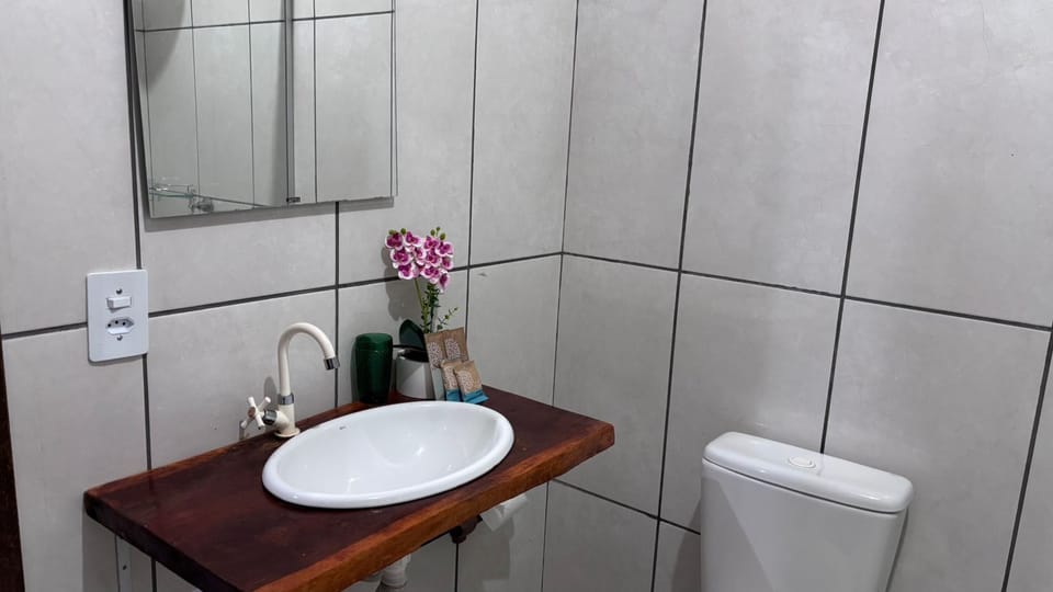 Shower, rainfall showerhead, free toiletries, towels