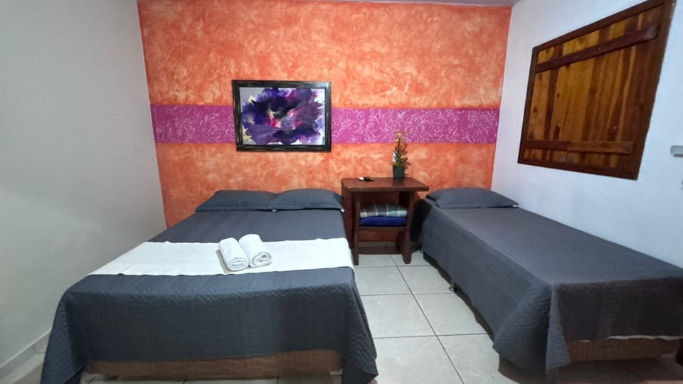 Shower, rainfall showerhead, free toiletries, towels