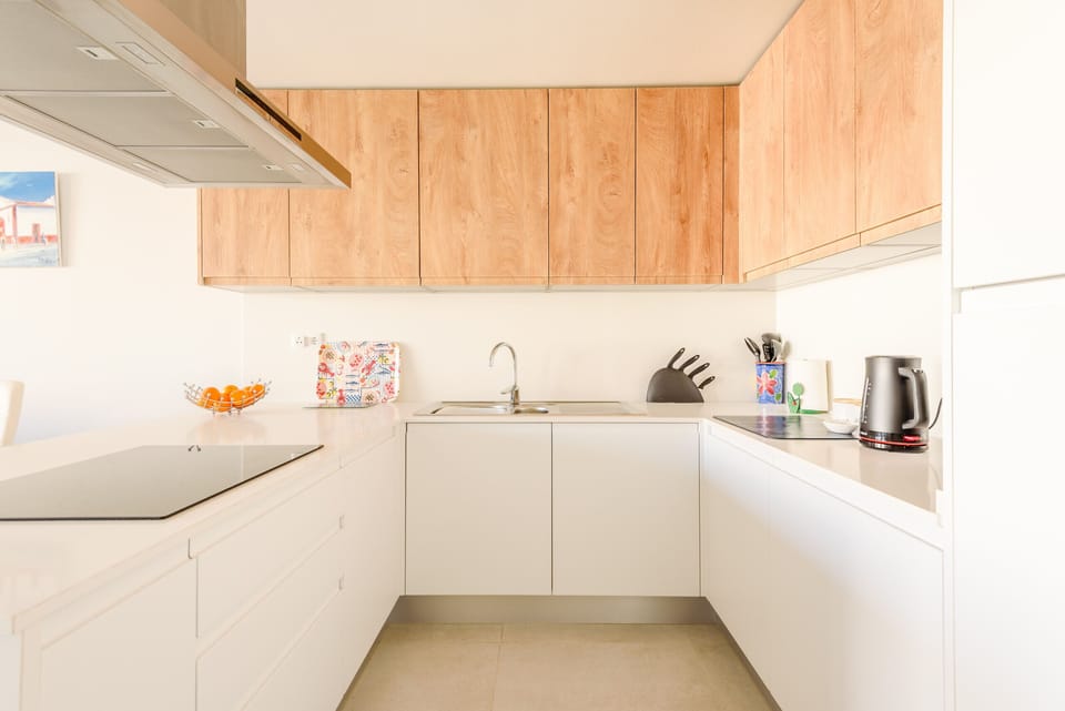 Microwave, cookware/dishes/utensils