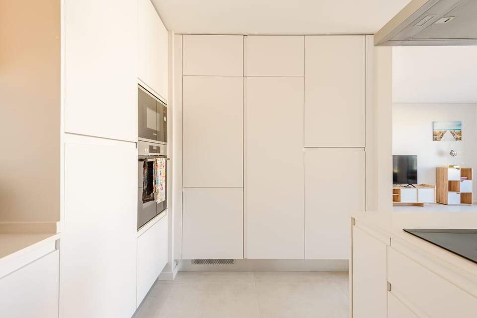 Microwave, cookware/dishes/utensils