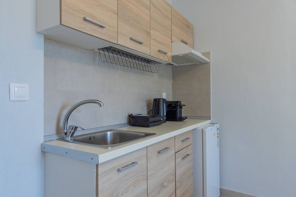 Deluxe Apartment, Balcony, Garden View | Private kitchen | Mini-fridge